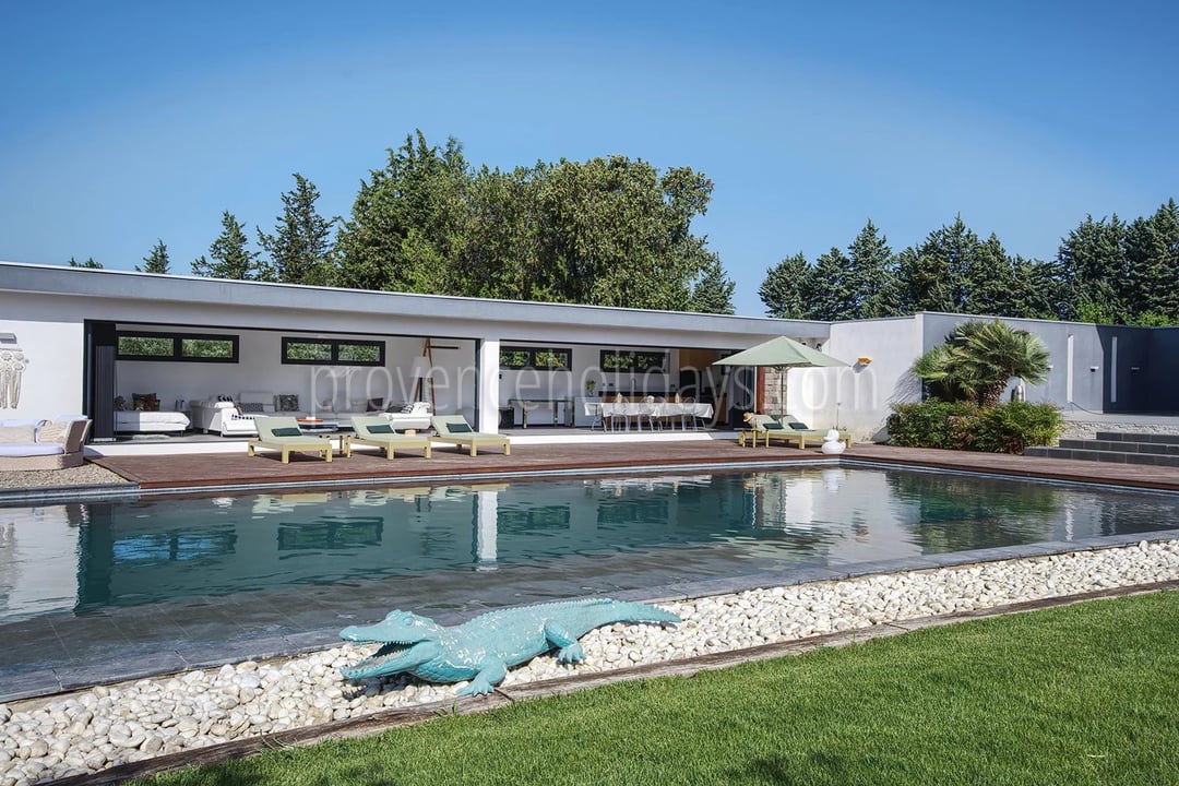 4 - House with pool house in Eyguières: Villa: Exterior