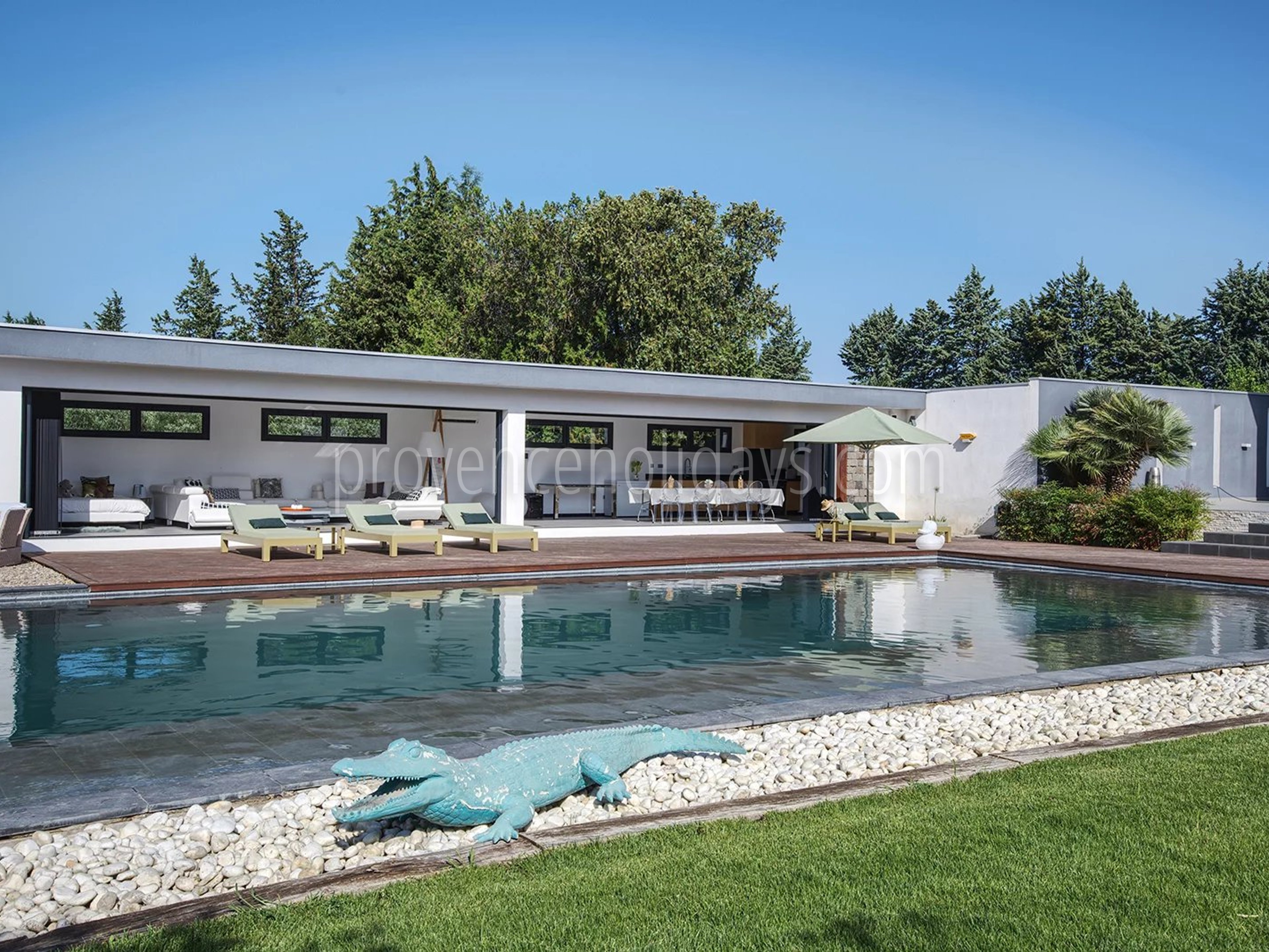 4 - House with pool house in Eyguières: Villa: Exterior
