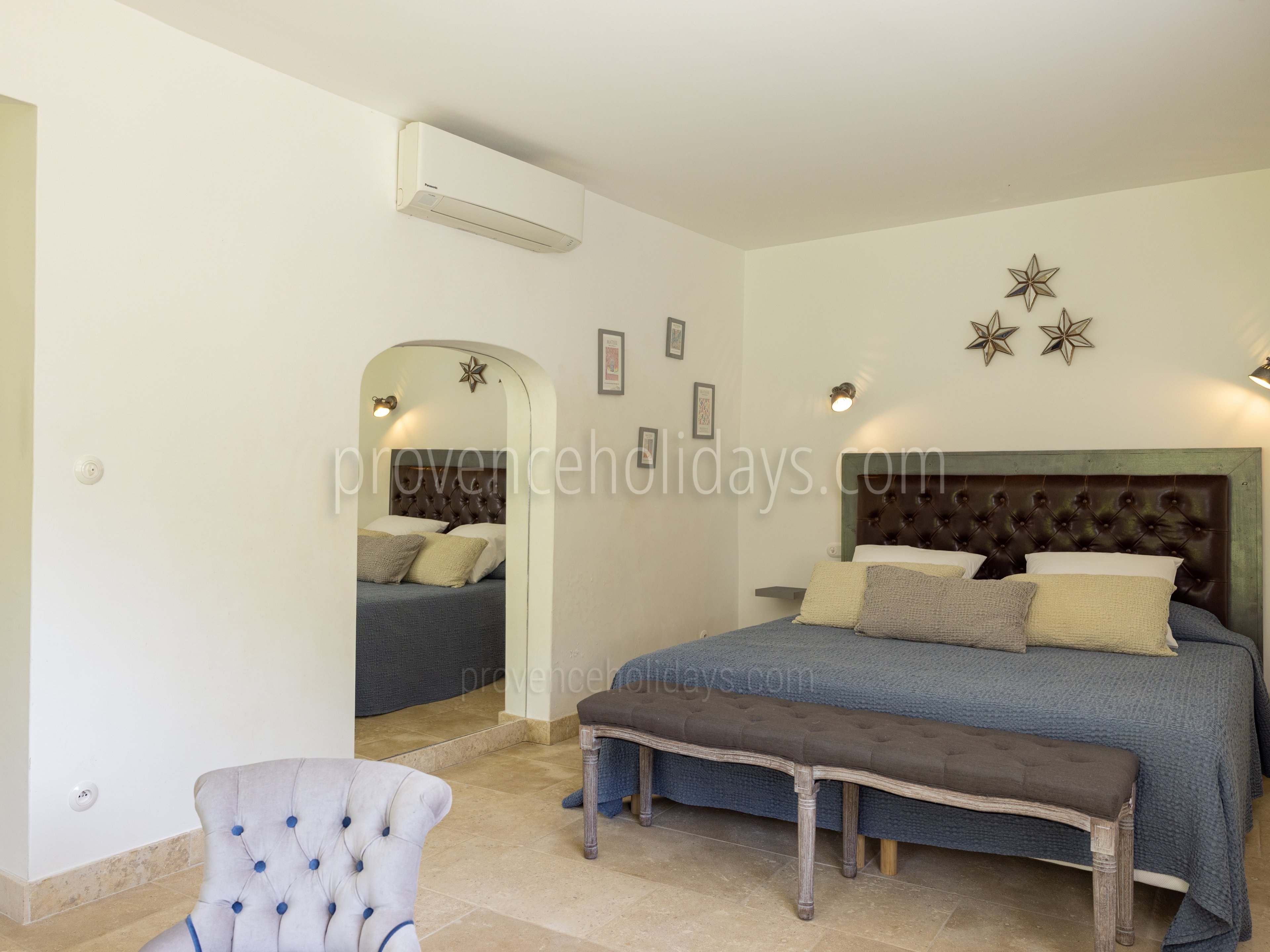 52 - Bastide de Goult: Villa: Bedroom - Aigle