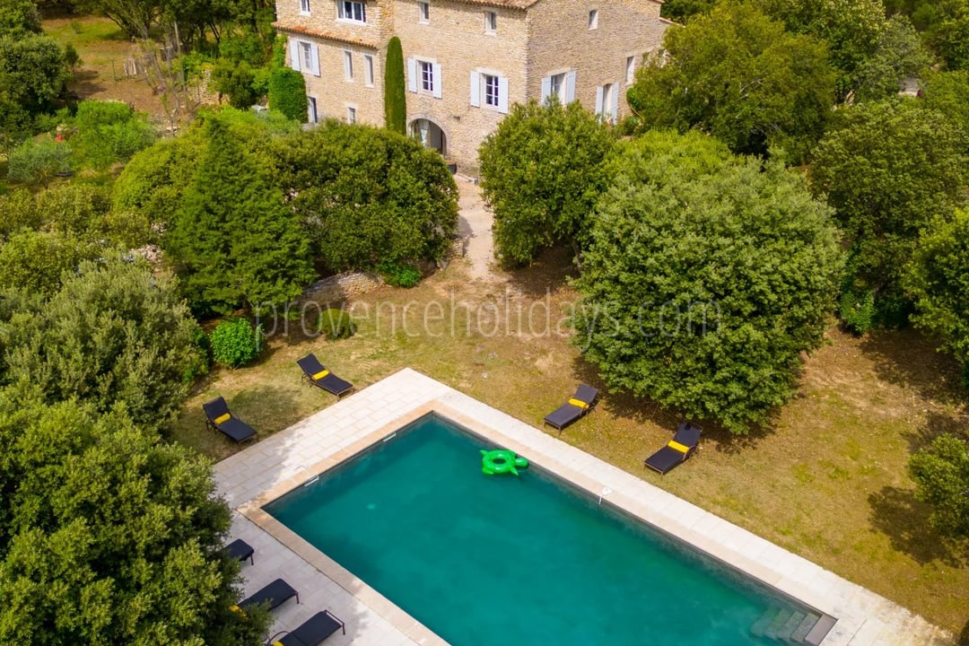 Stone bastide and olive trees within walking distance of Bonnieux