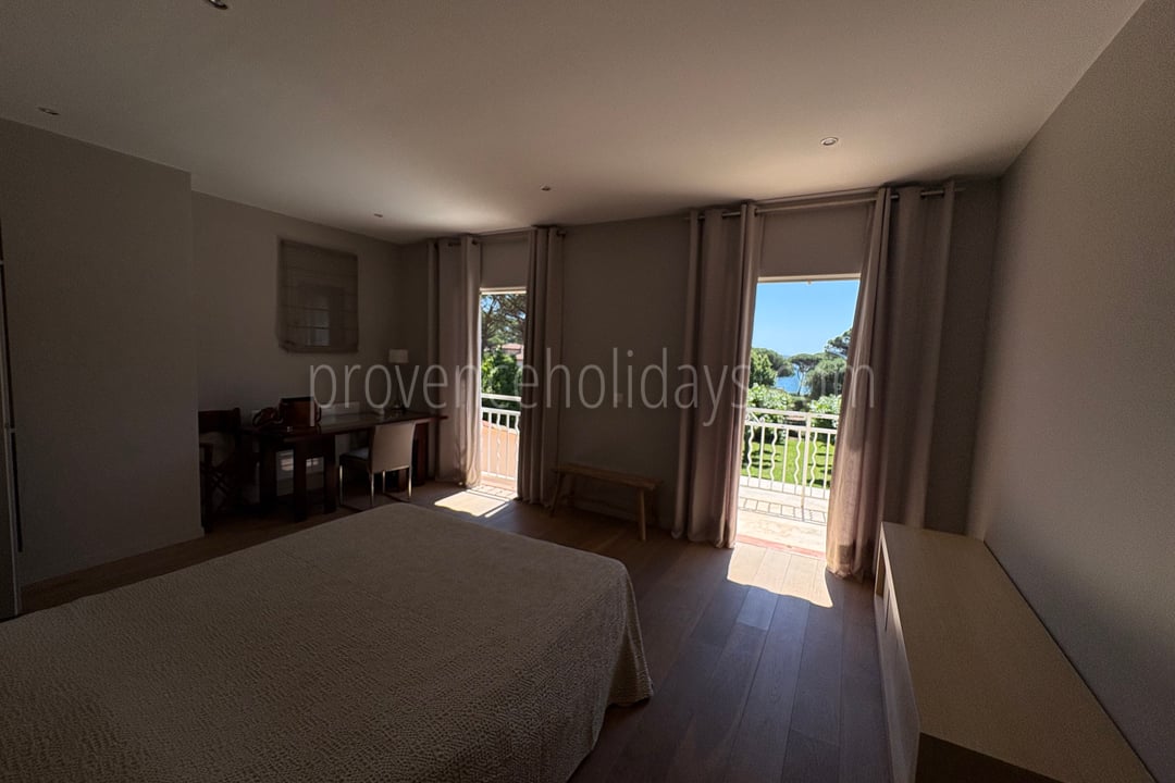 15 - Le Mas des Lys: Villa: Bedroom