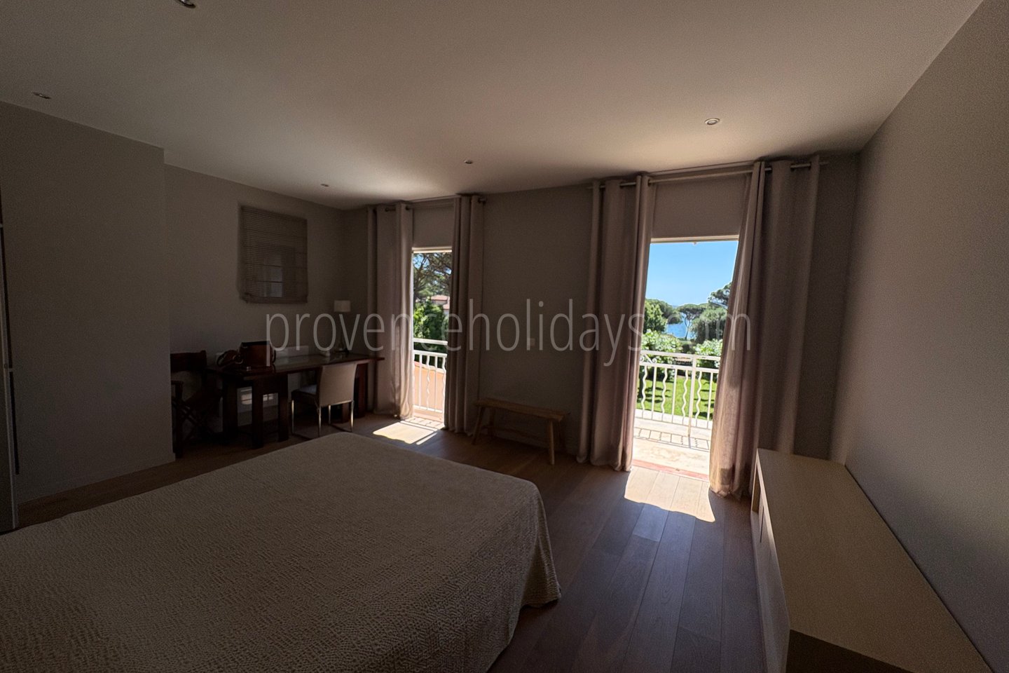 15 - Le Mas des Lys: Villa: Bedroom