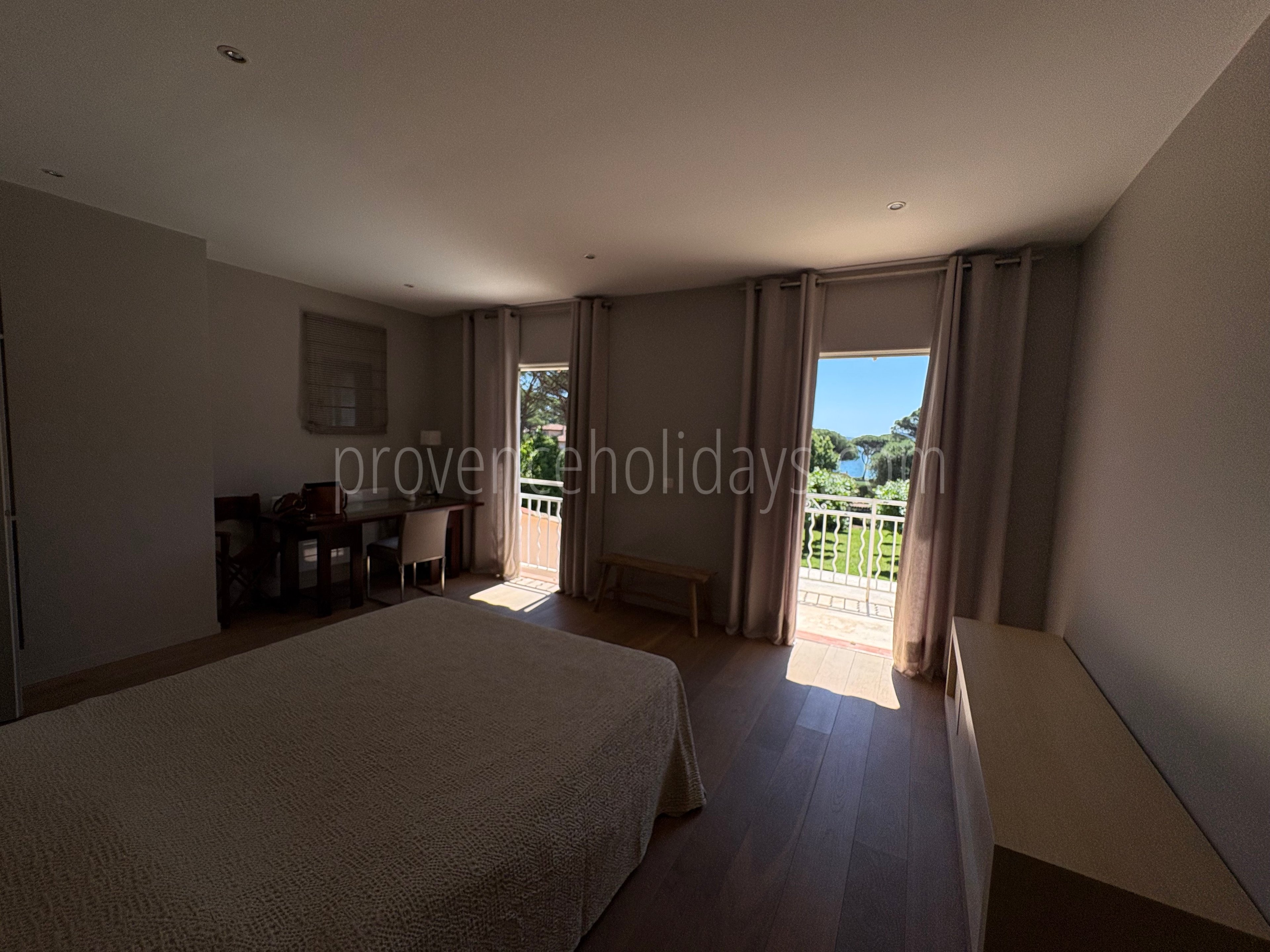15 - Le Mas des Lys: Villa: Bedroom