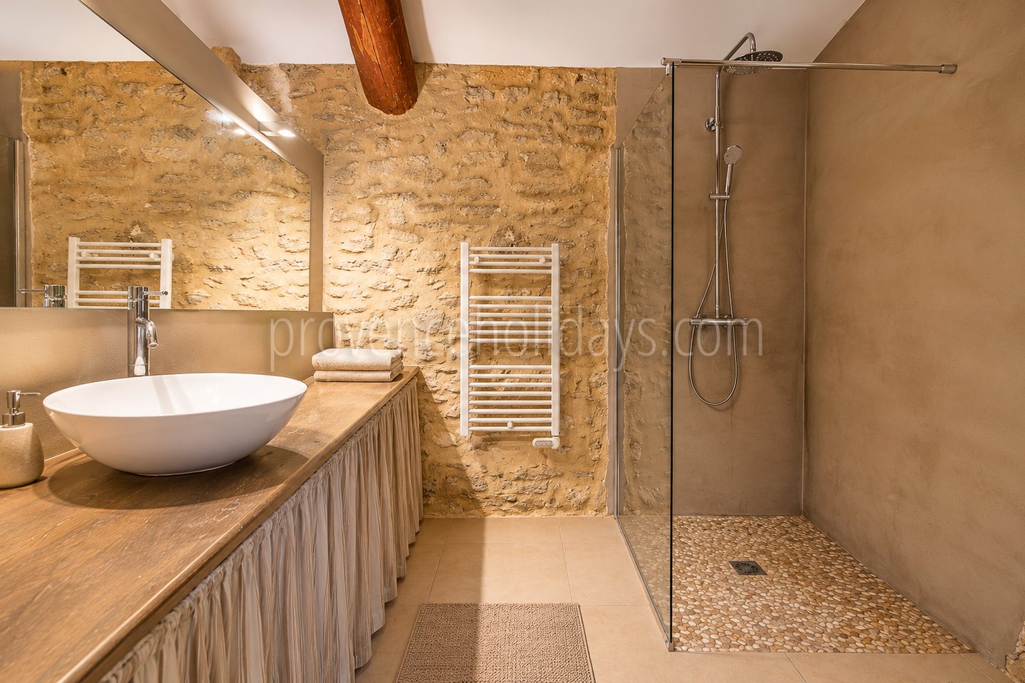 52 - Farmhouse with views of the Luberon: Villa: Bathroom