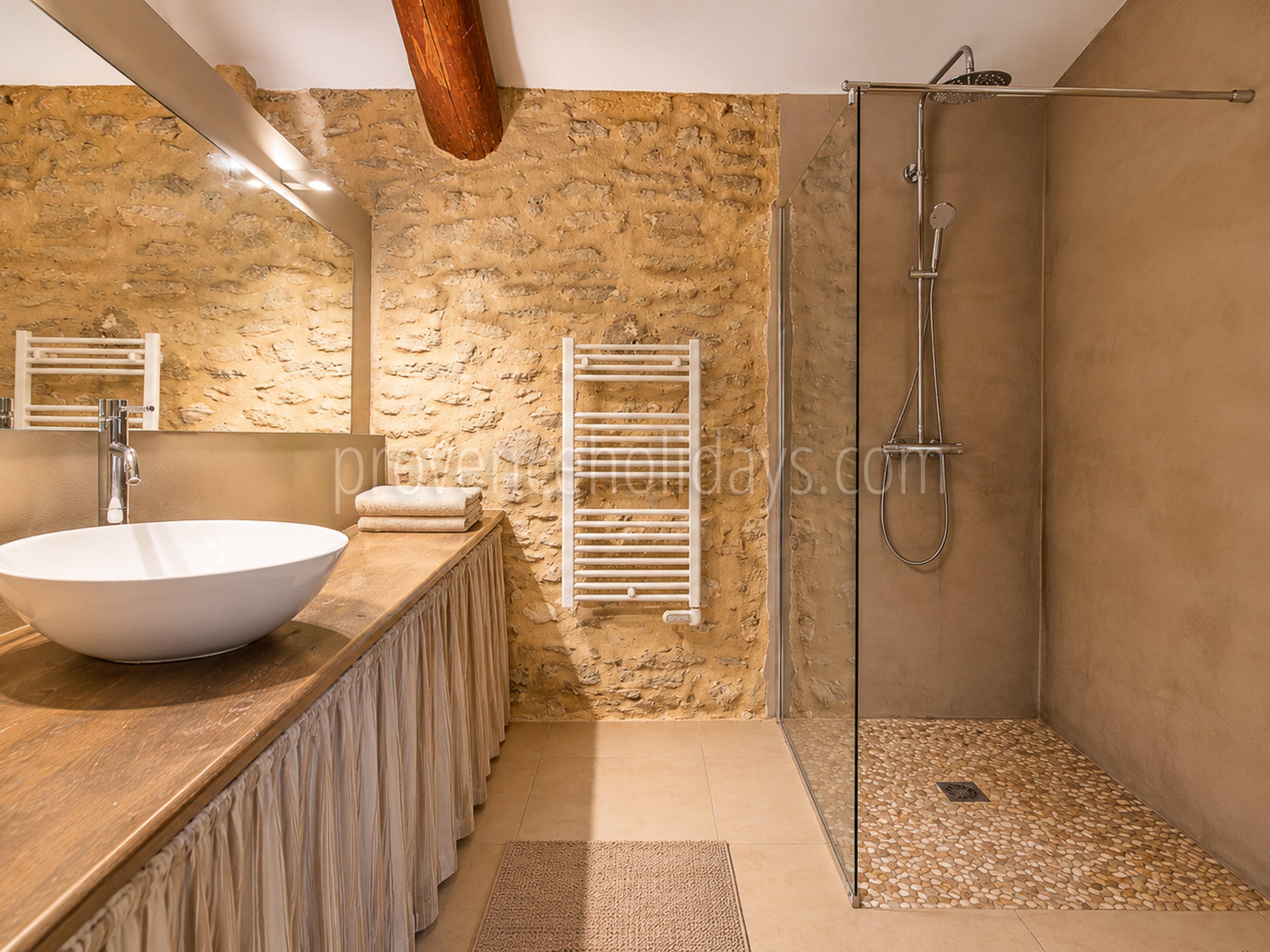 52 - Bauernhaus mit Blick auf den Luberon: Villa: Bathroom