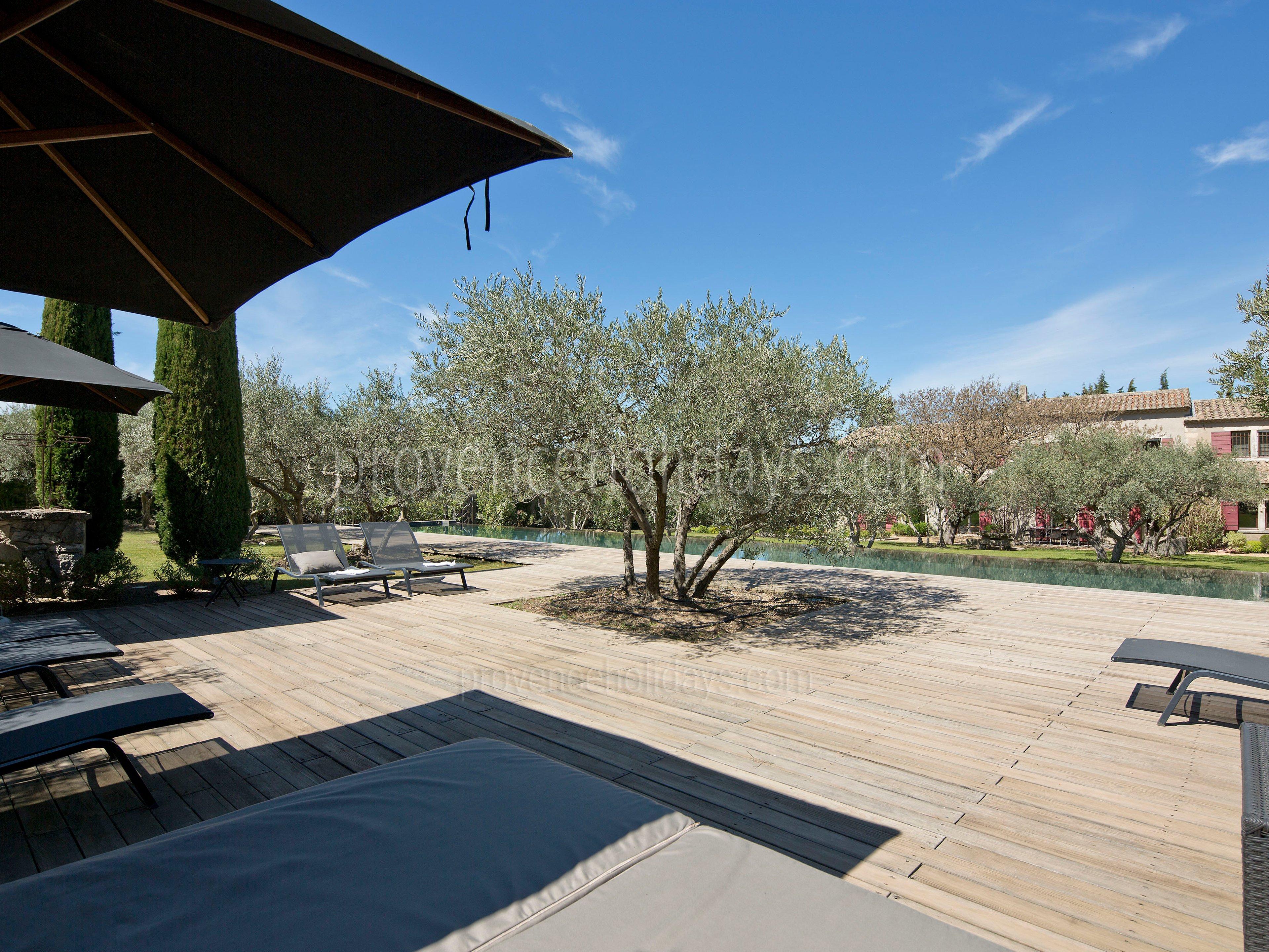 13 - Mas des Alpilles: Villa: Exterior