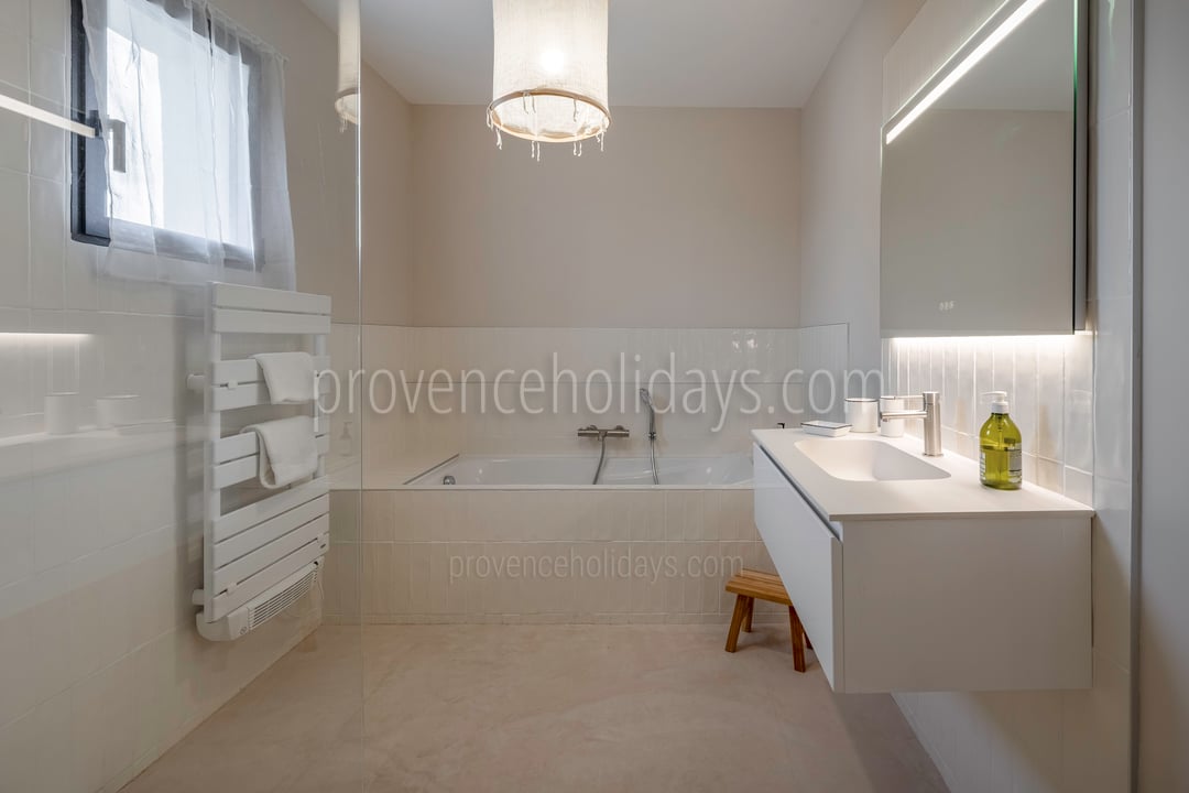27 - Villa Alma: Villa: Bathroom