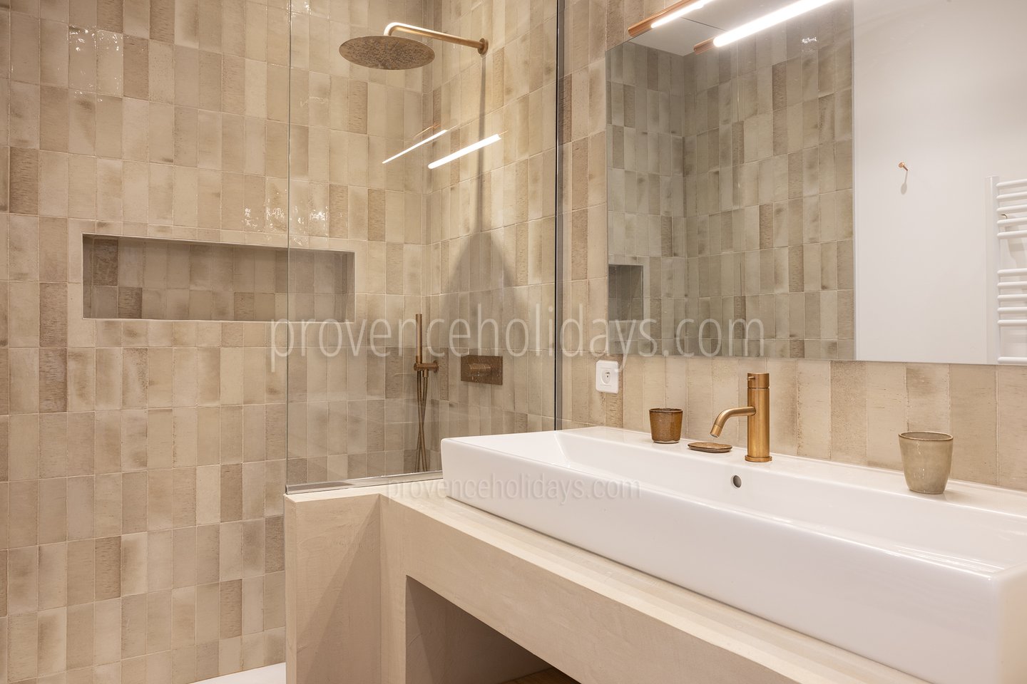 25 - Mas de Flandrin: Villa: Bathroom