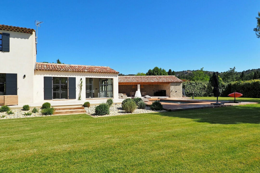 Superb villa with heated swimming pool in Paradou