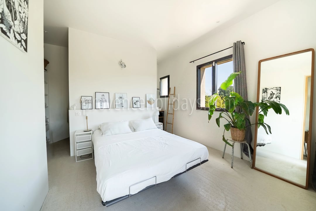 17 - FOR SALE – Charming property with a pool in Vaugines, near Lourmarin – panoramic view of the Luberon.: Villa: Bedroom
