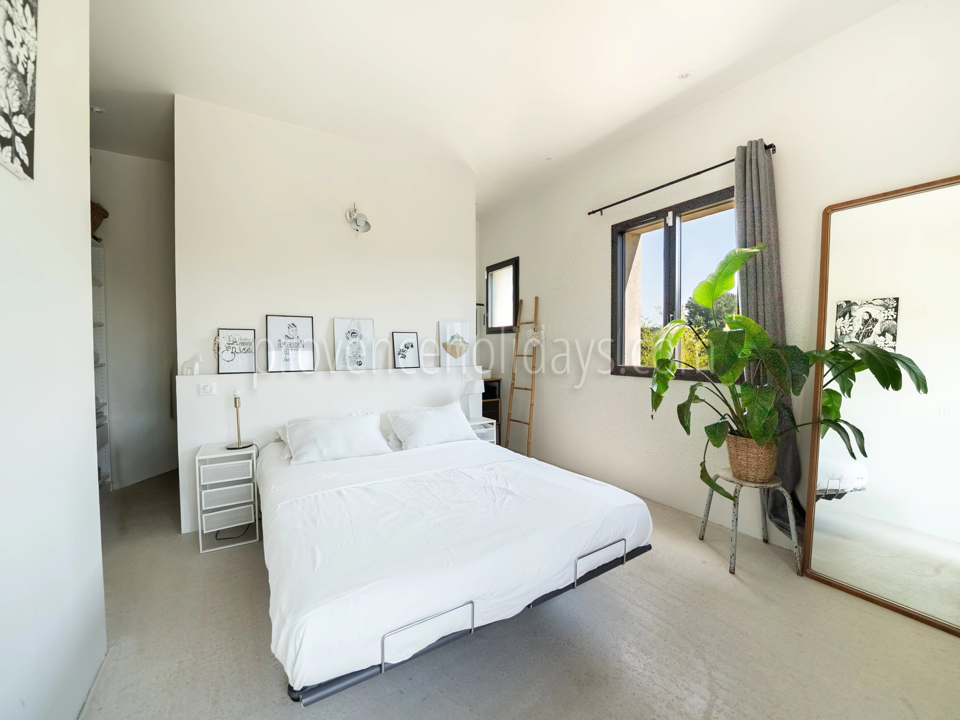 17 - FOR SALE – Charming property with a pool in Vaugines, near Lourmarin – panoramic view of the Luberon.: Villa: Bedroom