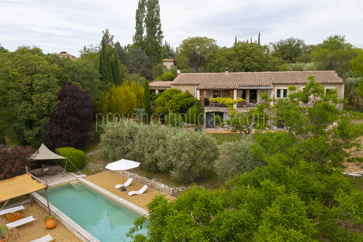 Contemporary holiday rental with a private pool in Gordes