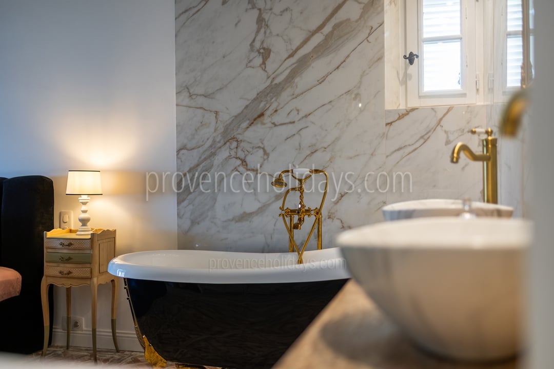 20 - Le Mas de la Garde: Villa: Bathroom