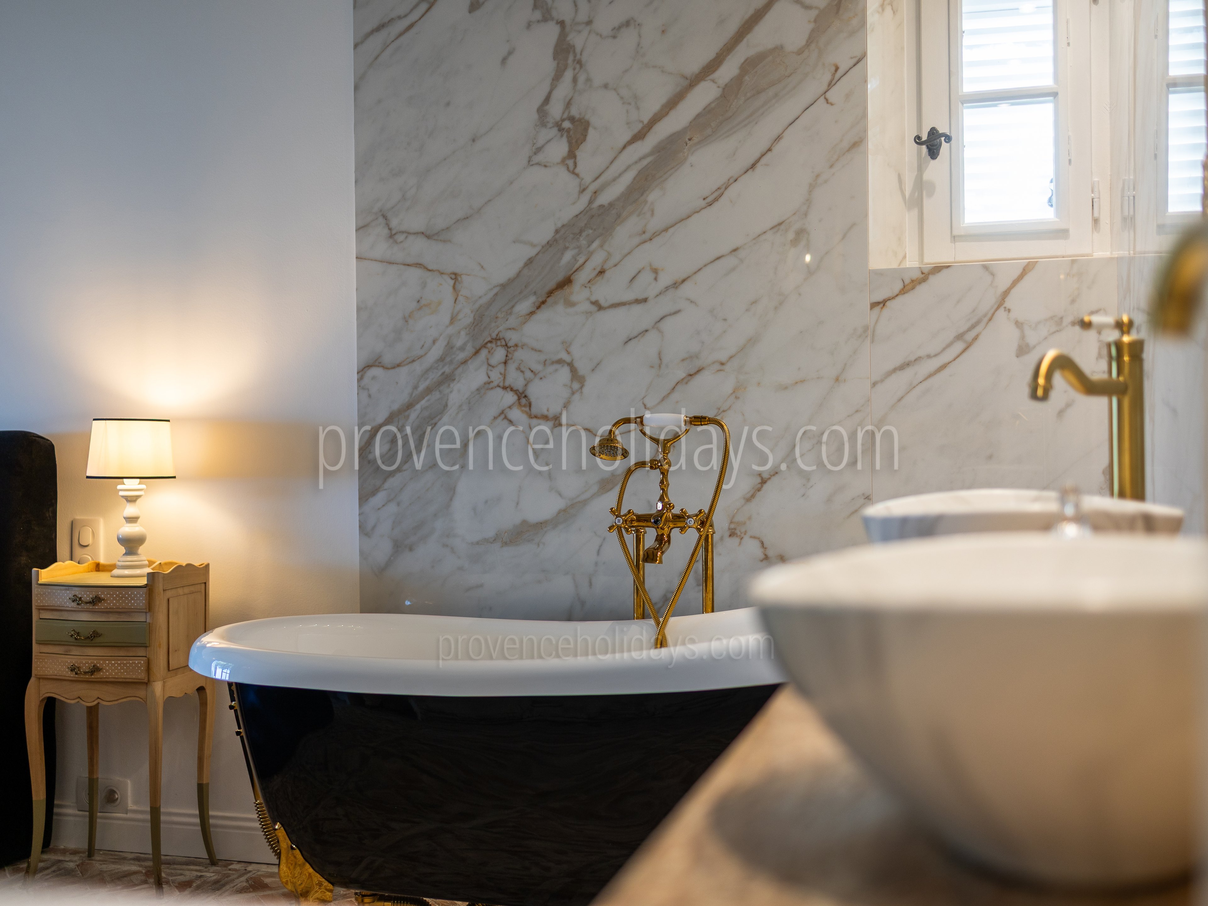 20 - Le Mas de la Garde: Villa: Bathroom