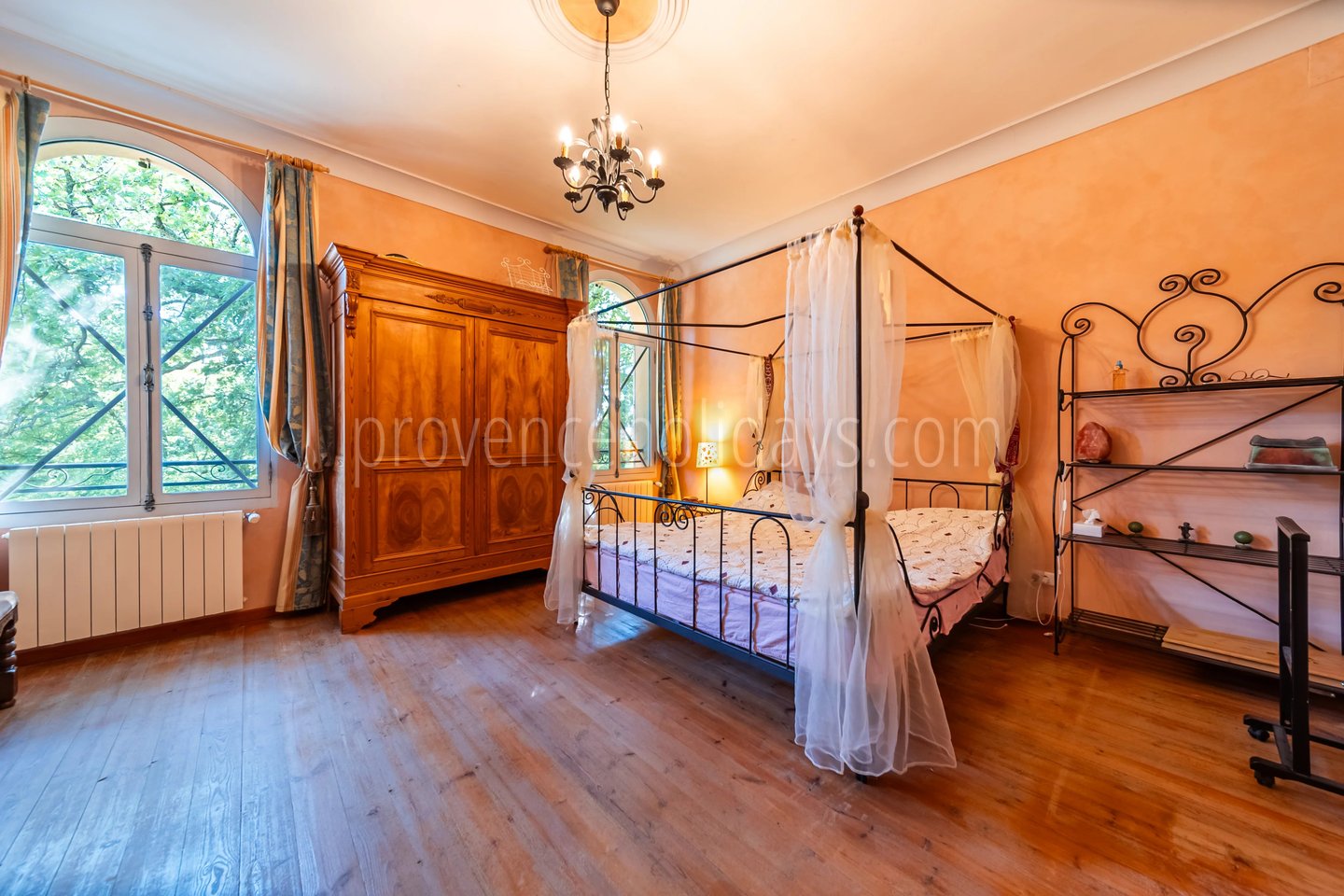 25 - Character estate in Cucuron: Villa: Bedroom