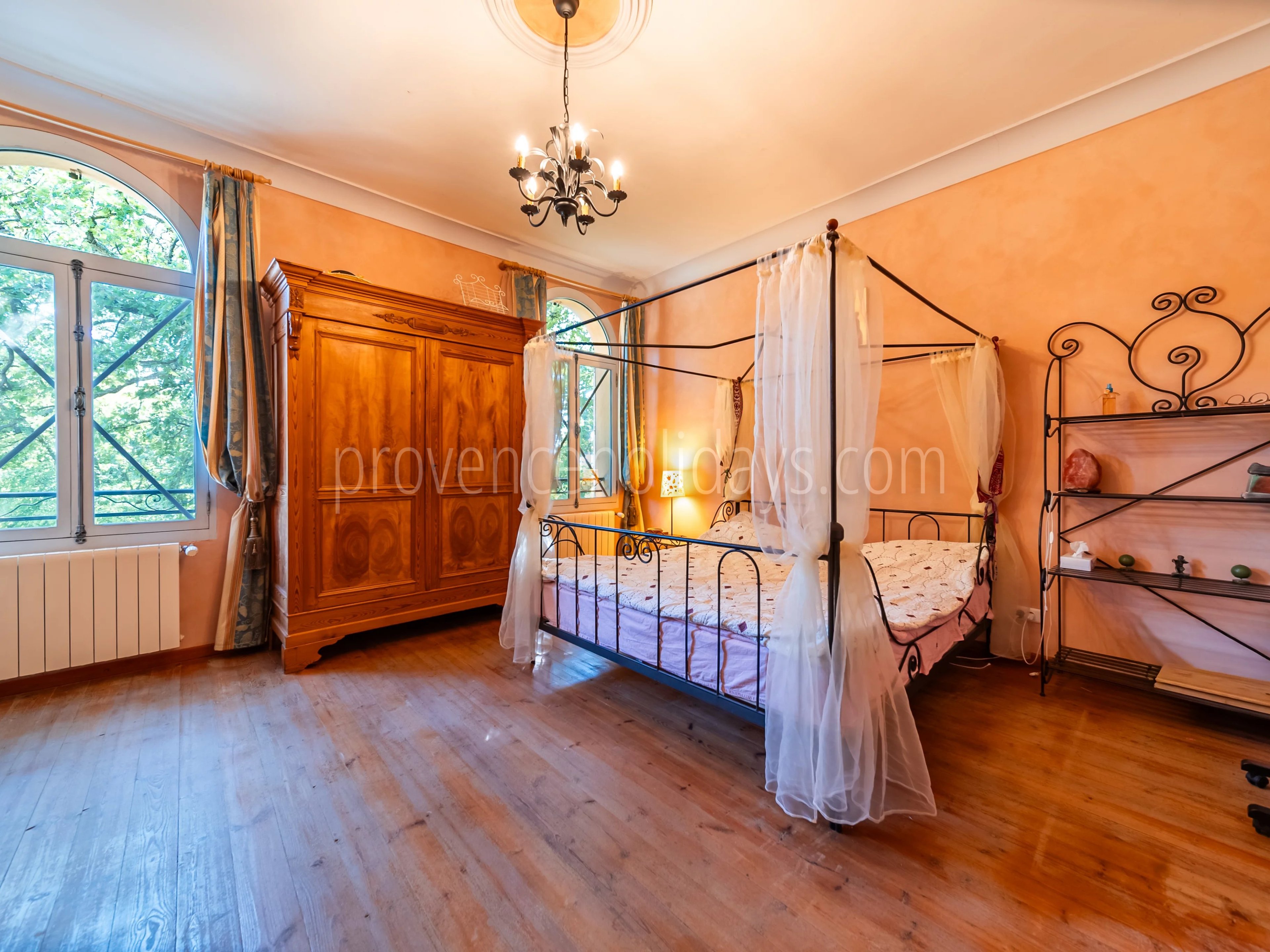 25 - Character estate in Cucuron: Villa: Bedroom