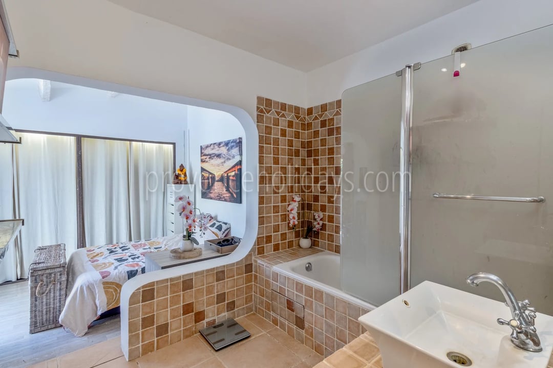 17 - Quiet house in Gassin: Villa: Bathroom