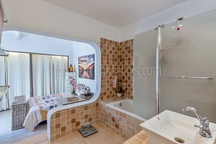 17 - Quiet house in Gassin: Villa: Bathroom