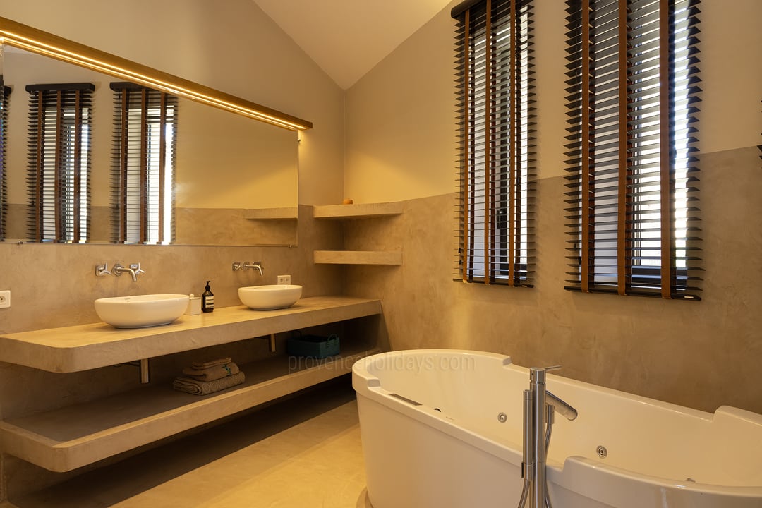 26 - Mas de Saint Véran: Villa: Bathroom