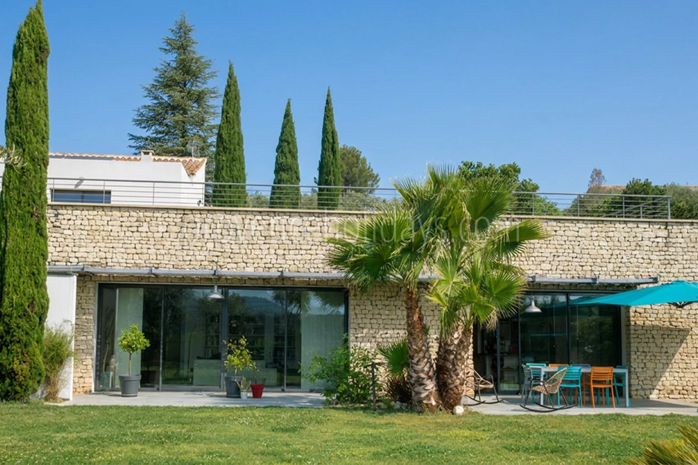 25 - Villa with pool in Pernes-les-Fontaines: Villa: Exterior