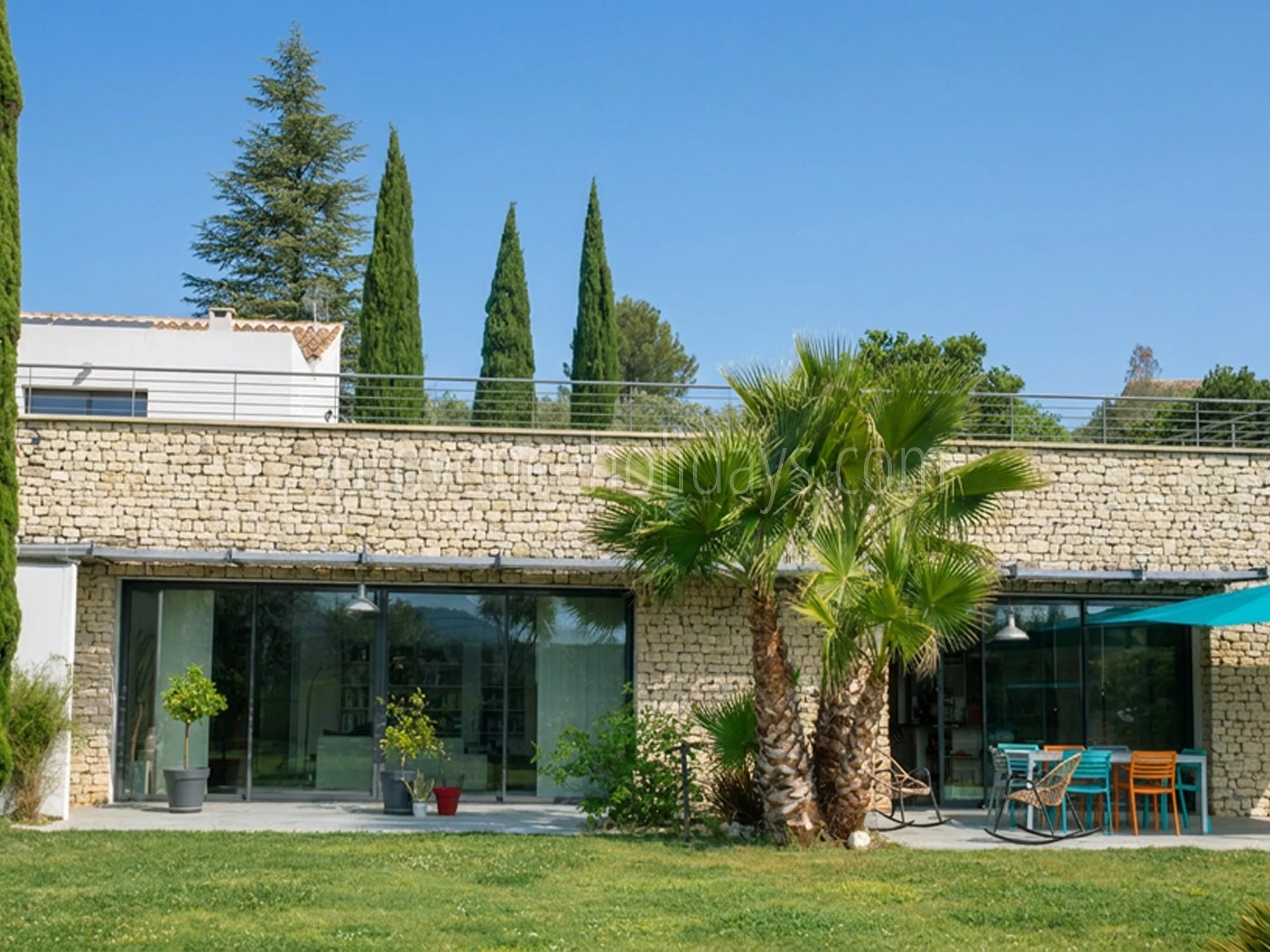 25 - Villa with pool in Pernes-les-Fontaines: Villa: Exterior