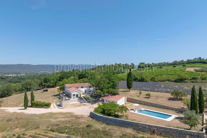 Gerenoveerd Provençaals huis omringd door lavendelvelden