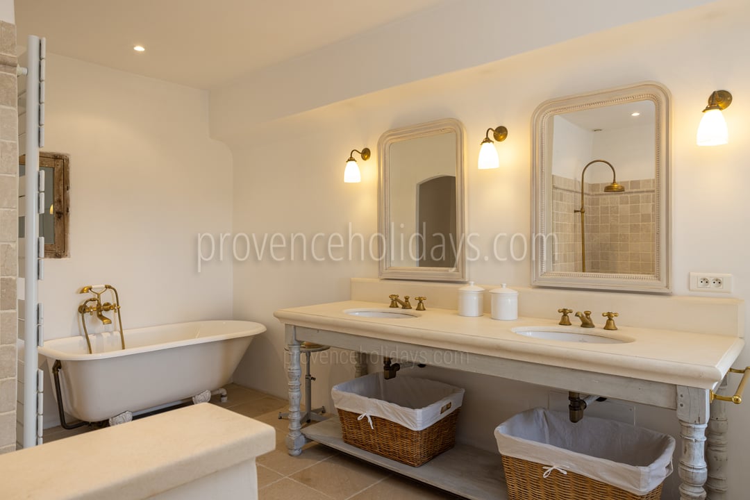 37 - Le Mas de Murs: Villa: Bathroom