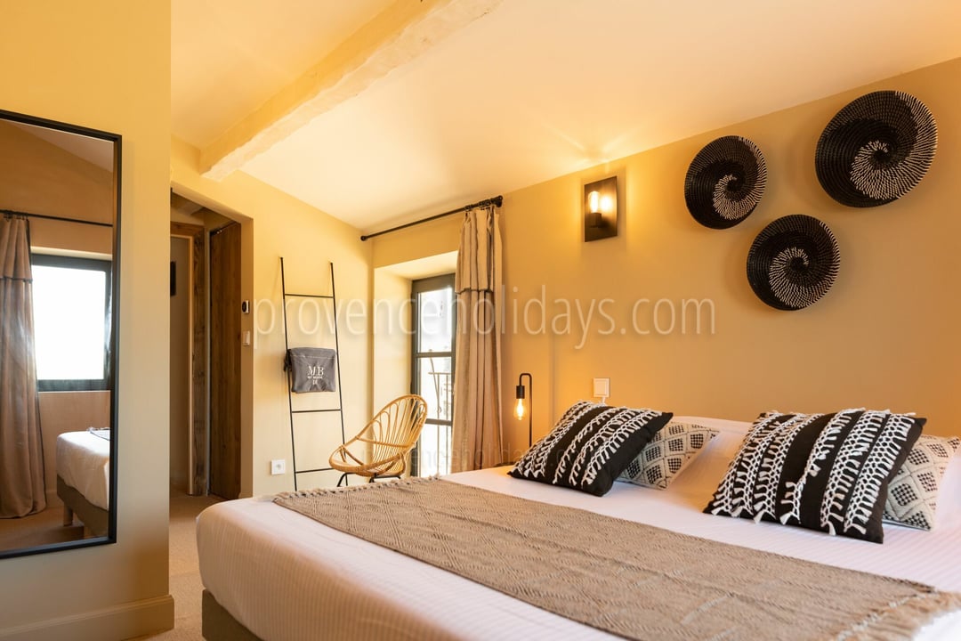 3 - Mas de Provence: Villa: Bedroom