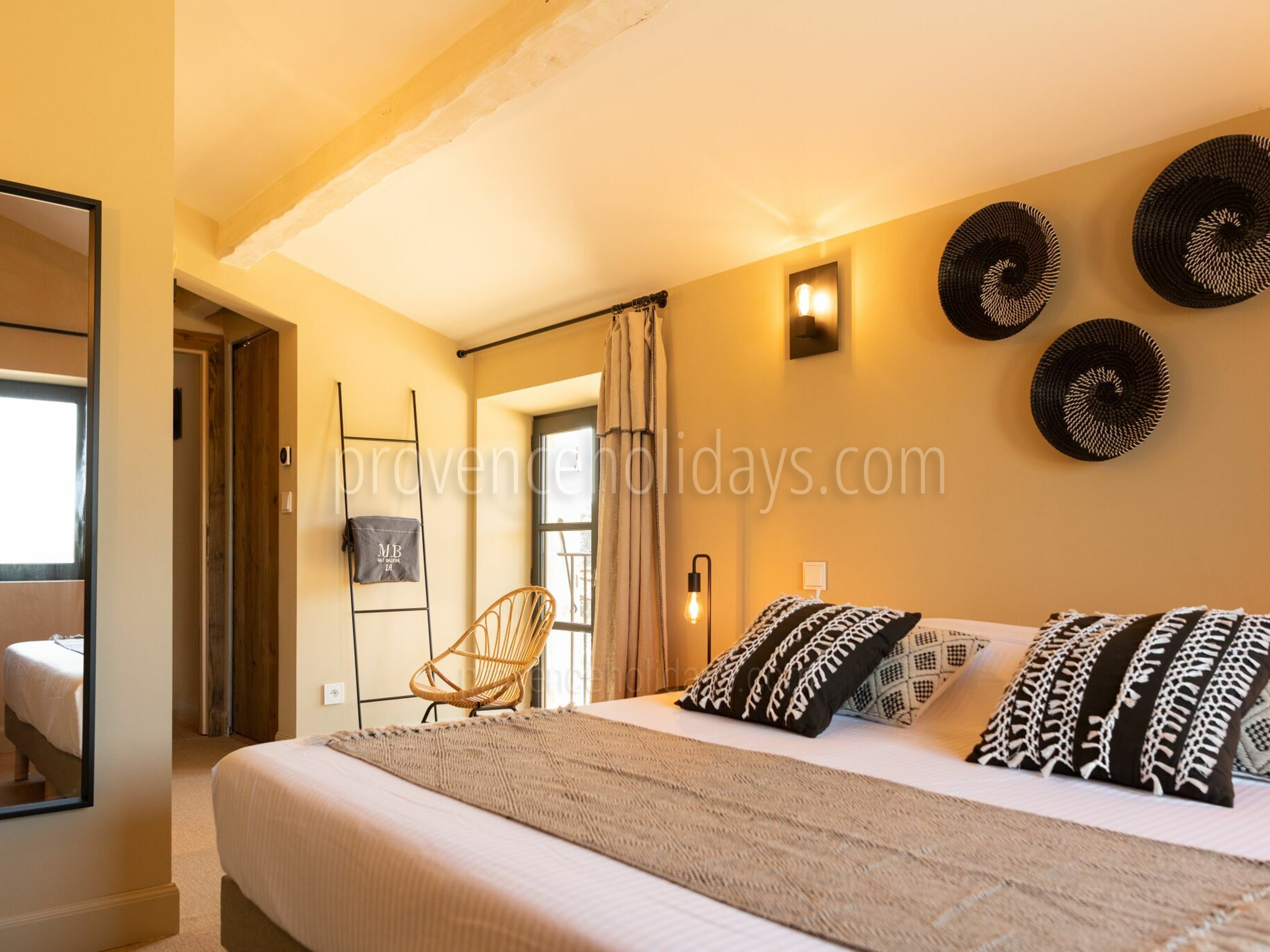 3 - Mas de Provence: Villa: Bedroom