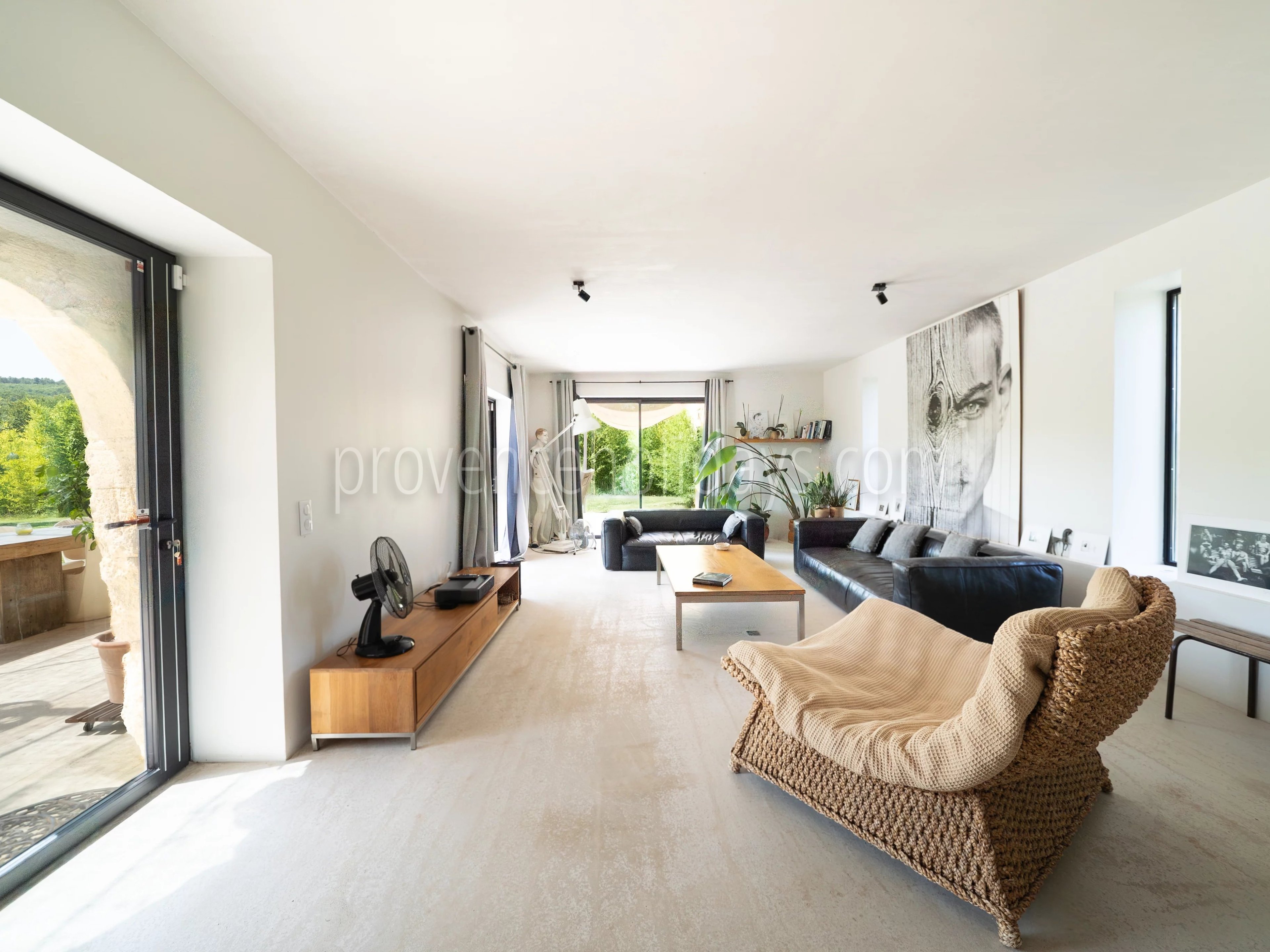 6 - FOR SALE – Charming property with a pool in Vaugines, near Lourmarin – panoramic view of the Luberon.: Villa: Interior
