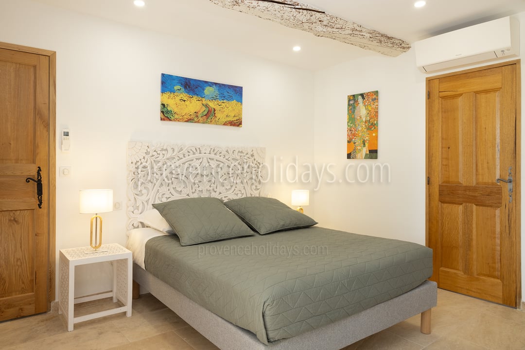 4 - La Bastide Lavande: Villa: Bedroom