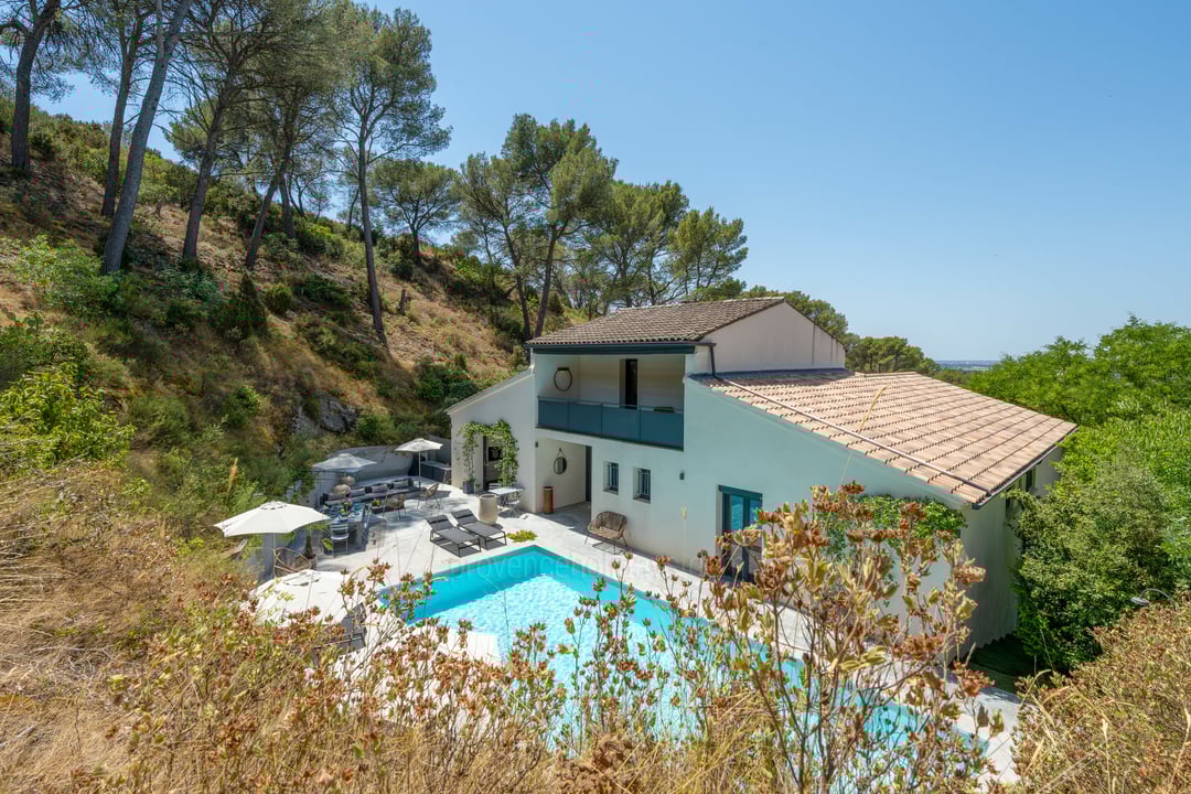 Maison de vacances avec piscine à  Saint-Étienne-du-Grès