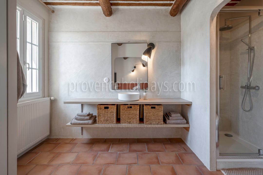 26 - Mas du Bois Clair: Villa: Bathroom 1
