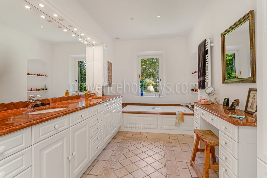 19 - Bastide des Figuiers: Villa: Bathroom