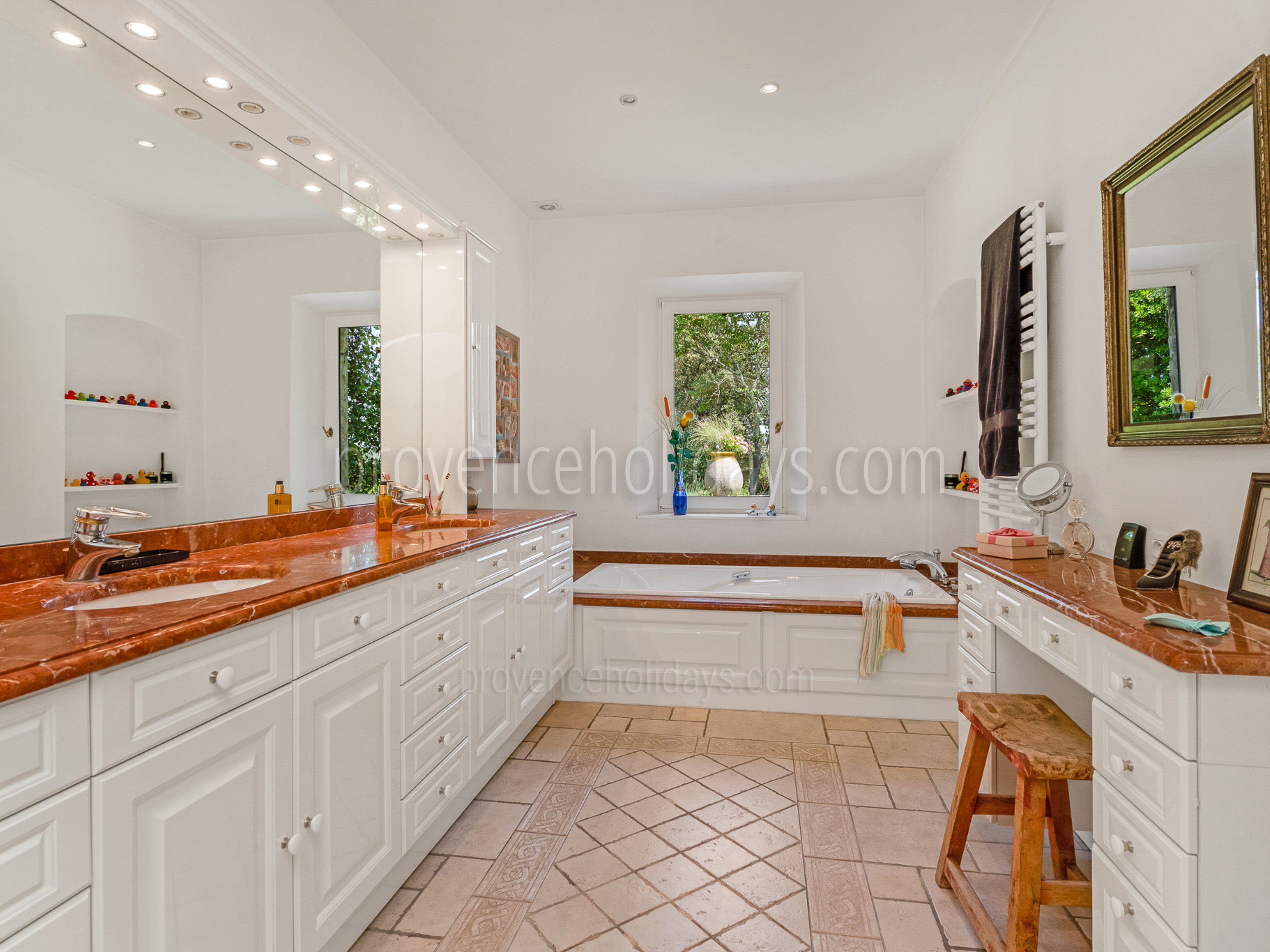 19 - Bastide des Figuiers: Villa: Bathroom