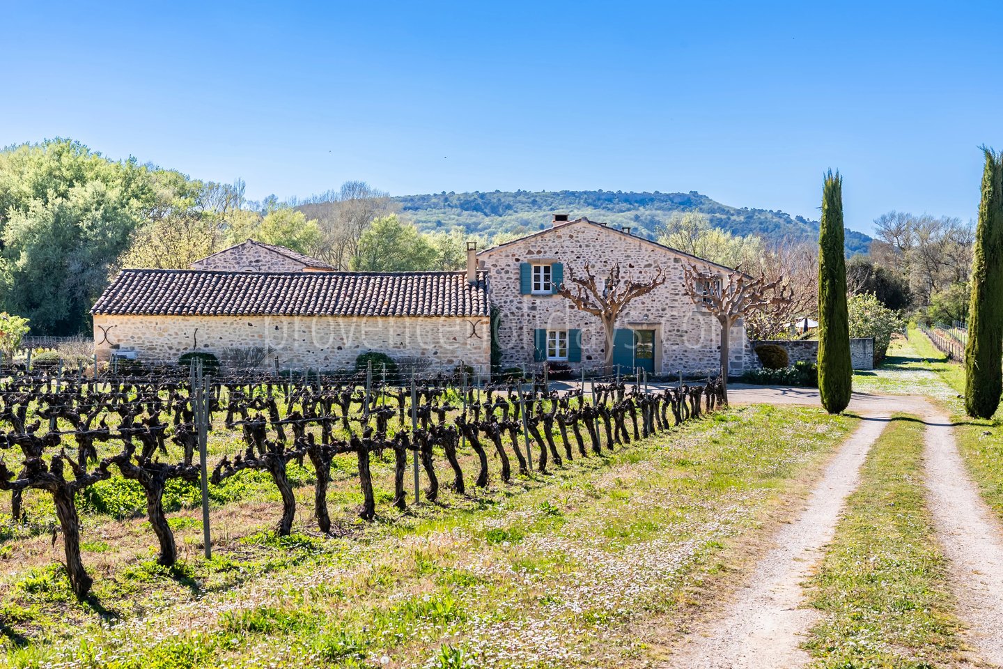 24 - Mas with inner courtyard in Gordes: Villa: Exterior