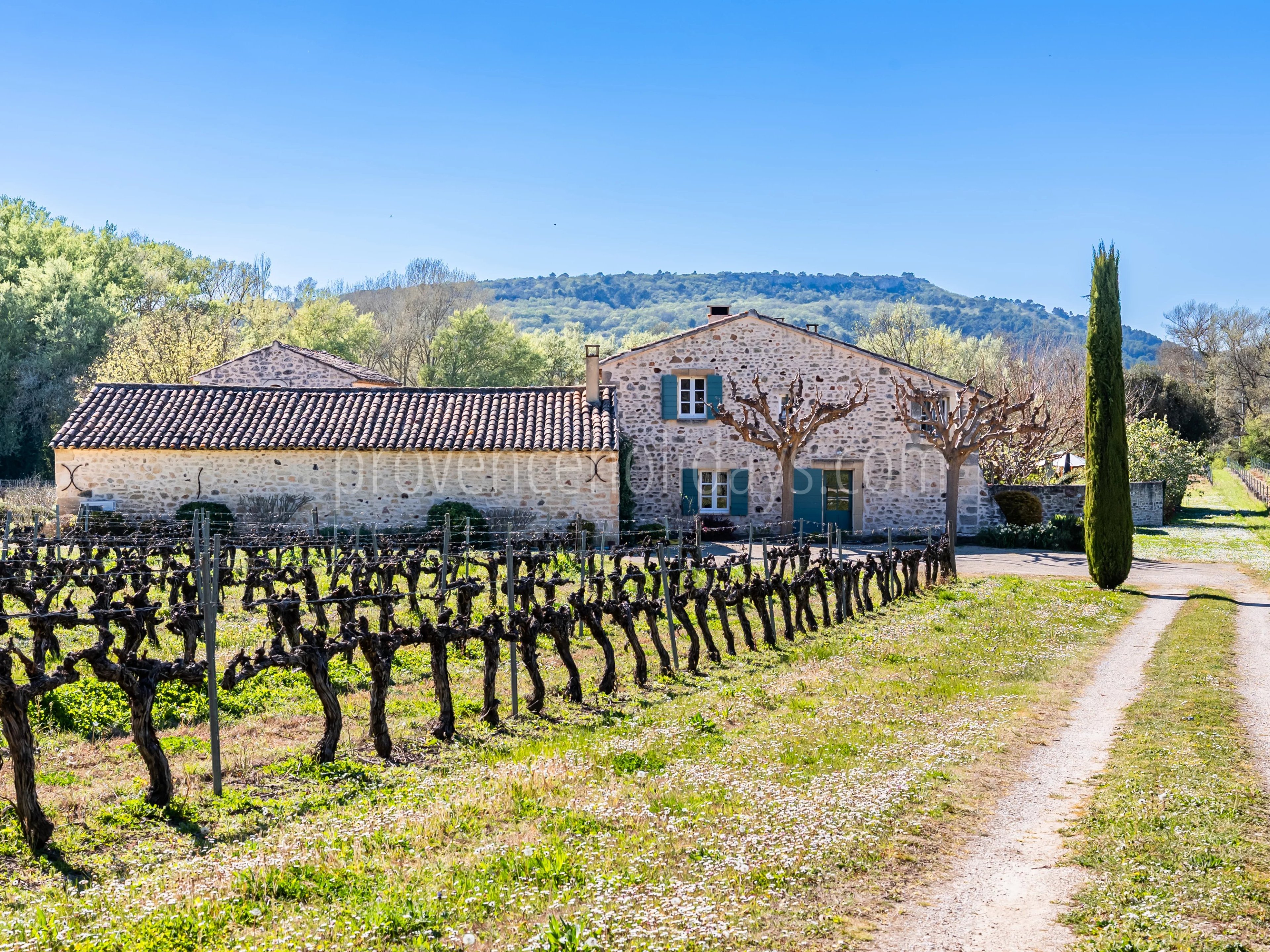 24 - Mas with inner courtyard in Gordes: Villa: Exterior