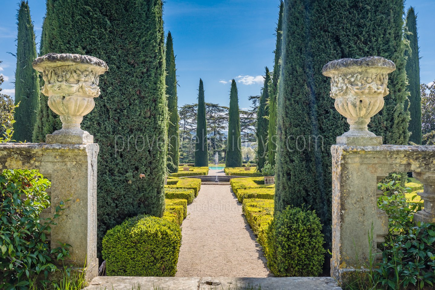 13 - Château de Luberon: Villa: Exterior