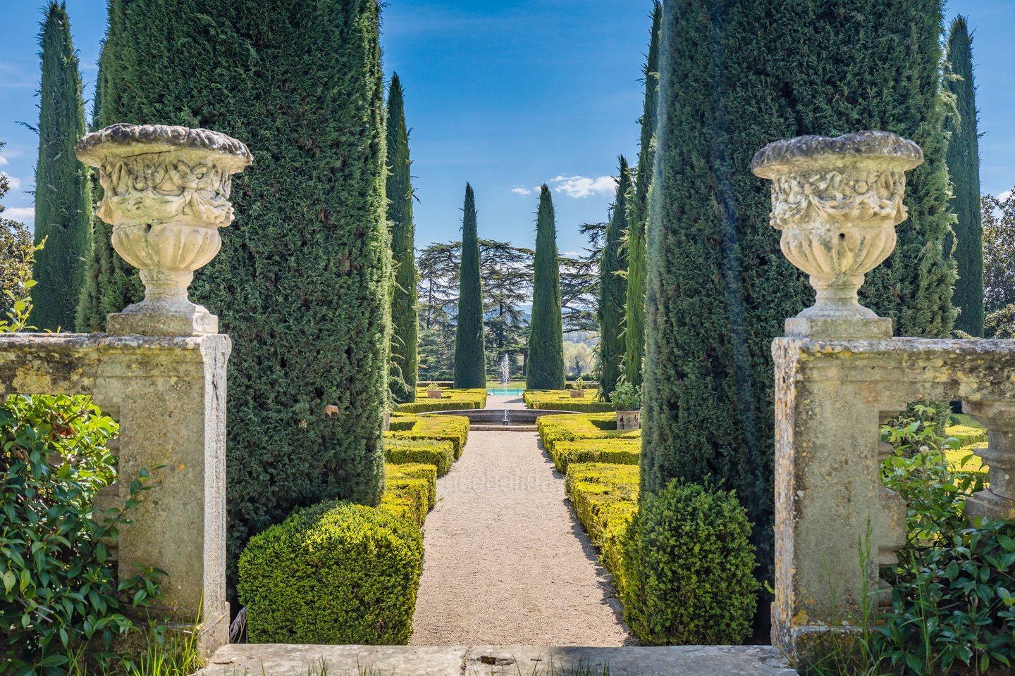 12 - Château de Luberon: Villa: Exterior