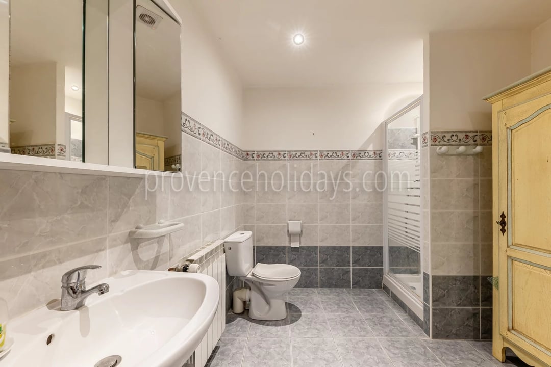 23 - Stone farmhouse in Saint-Saturnin-lès-Apt: Villa: Bathroom