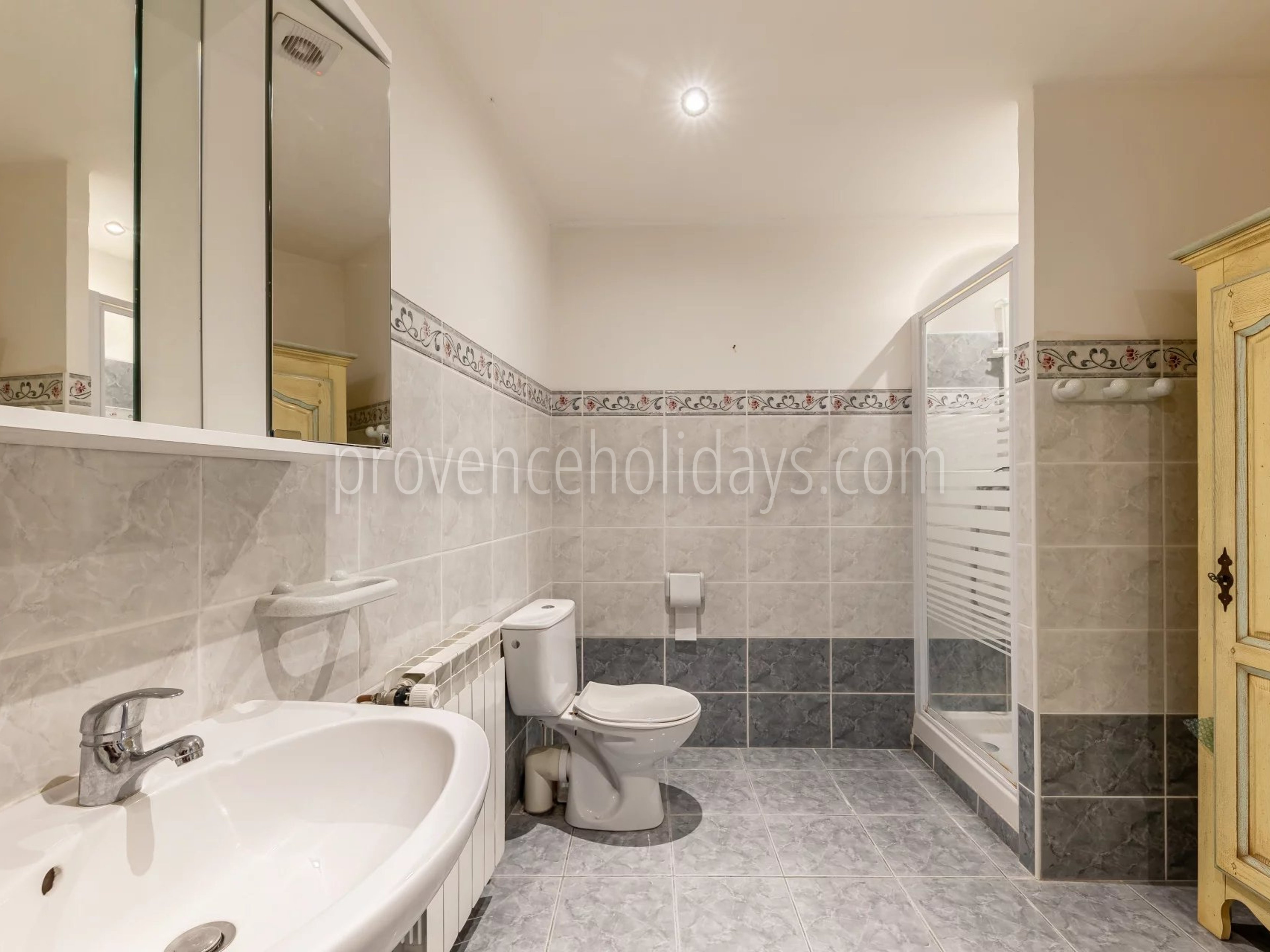 23 - Stone farmhouse in Saint-Saturnin-lès-Apt: Villa: Bathroom