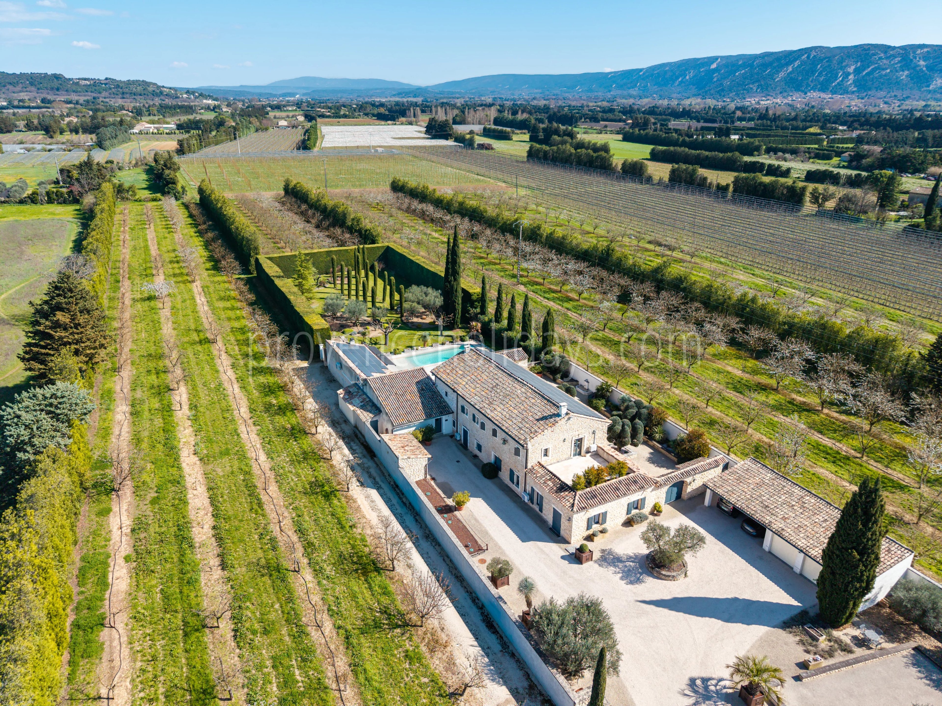 22 - Provençal mas in Robion: Villa: Exterior