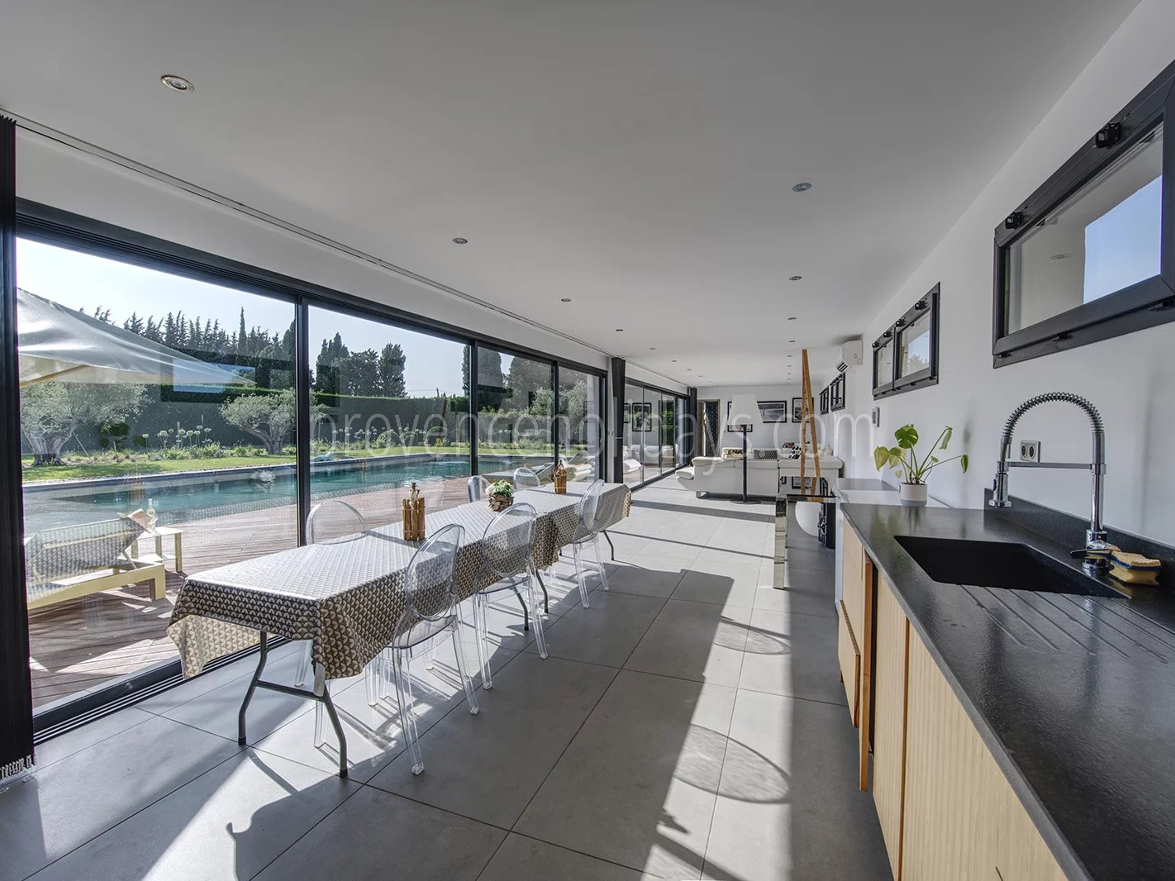 53 - House with pool house in Eyguières: Villa: Interior