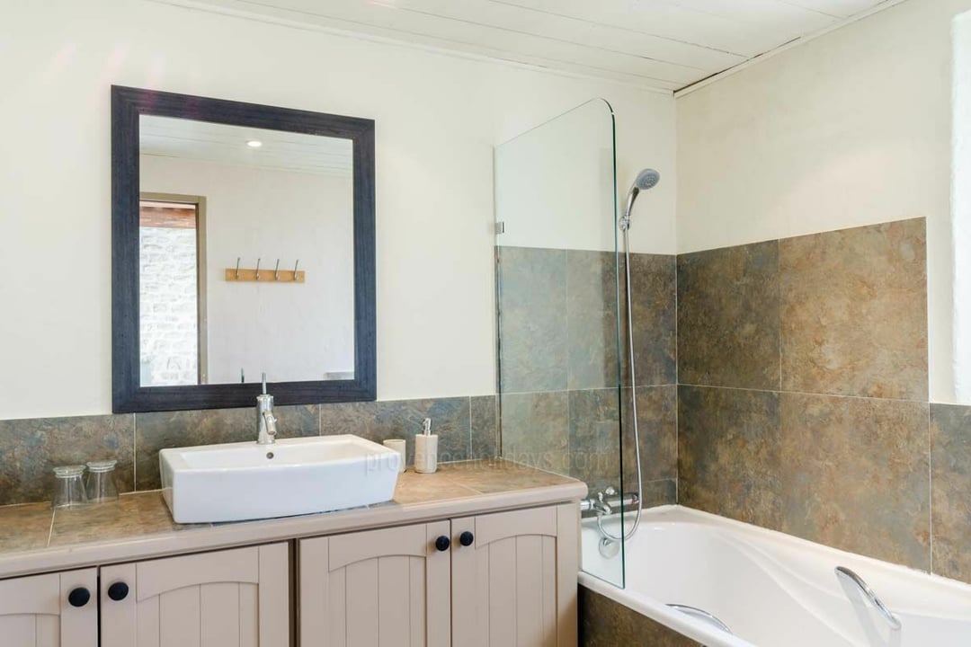 40 - Le Mas de Gordes: Villa: Bathroom