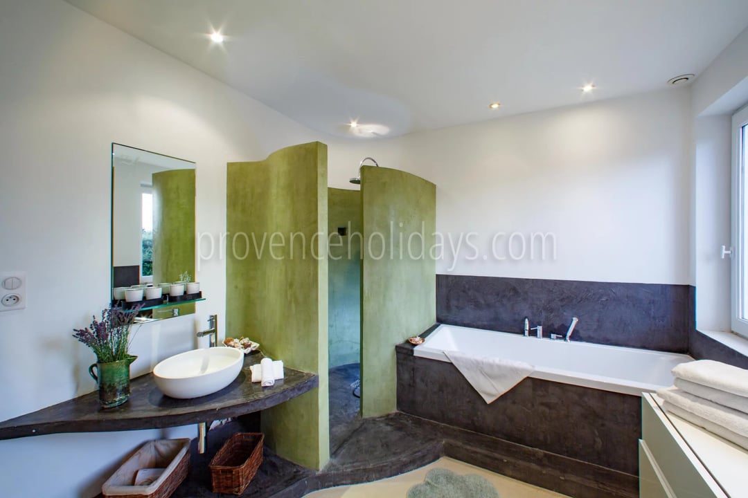 18 - Stone bastide with pool in Bonnieux: Villa: Bathroom