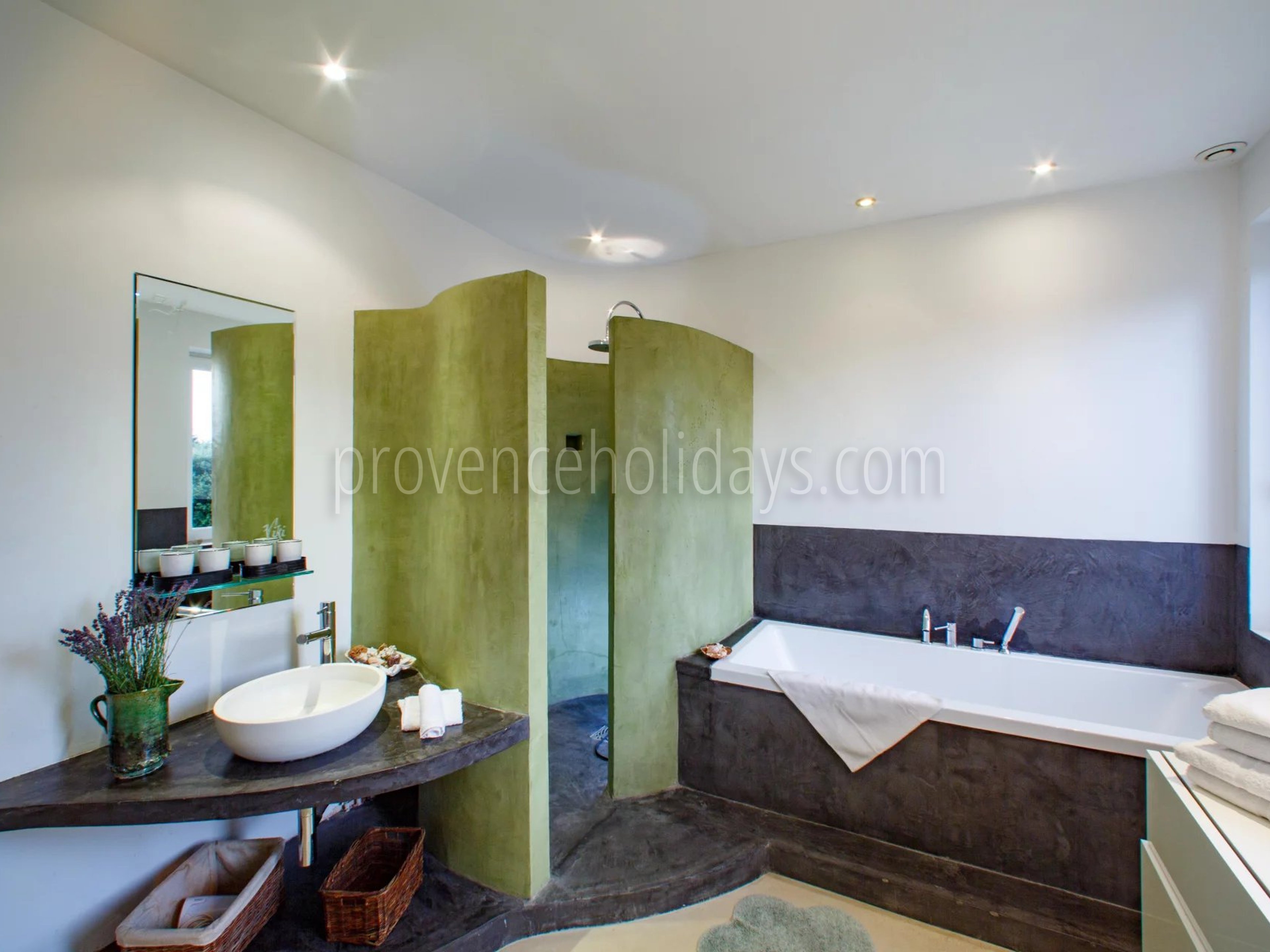 18 - Stone bastide with pool in Bonnieux: Villa: Bathroom