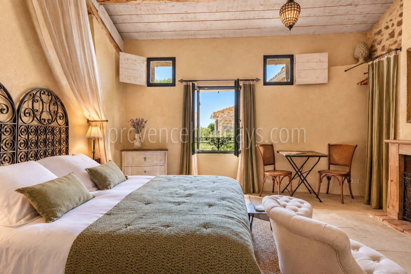 27 - Mas de Beaumes: Villa: Bedroom