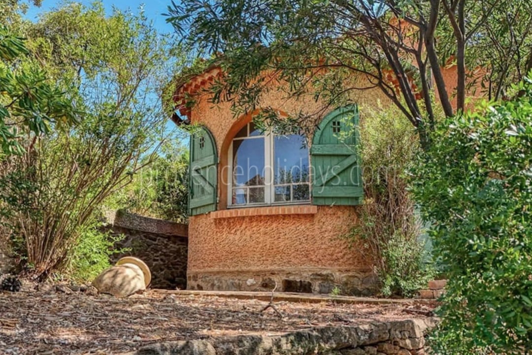 2 - Villa to renovate in Lavandou: Villa: Exterior