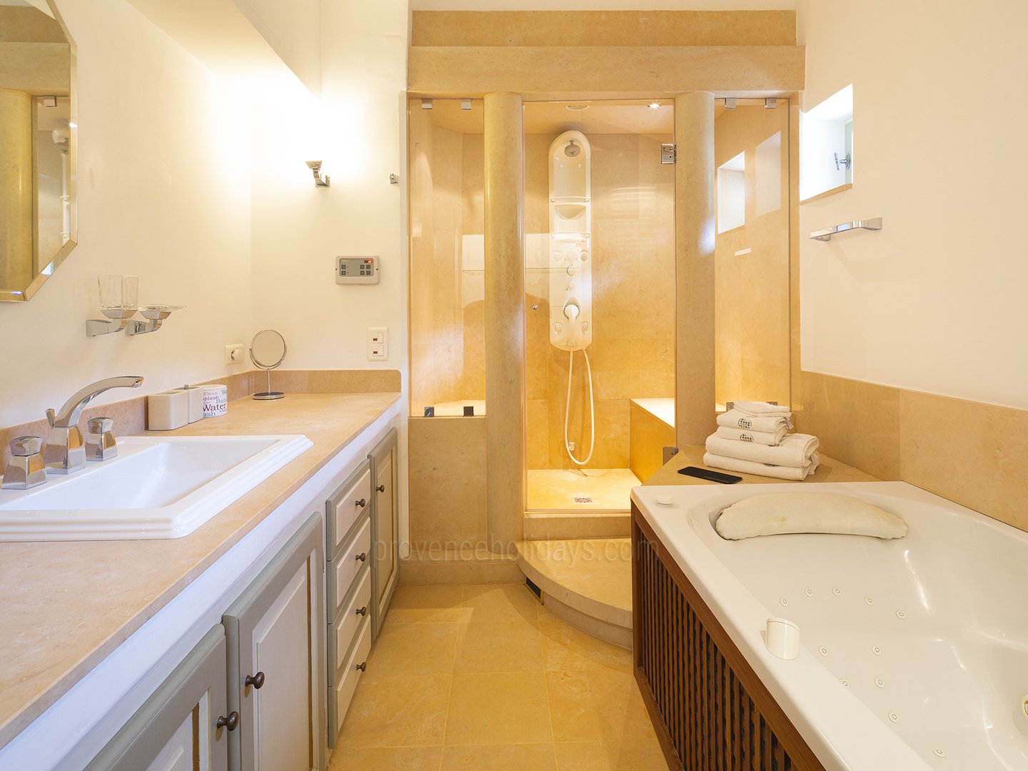 36 - Mas Trigaud: Villa: Bathroom