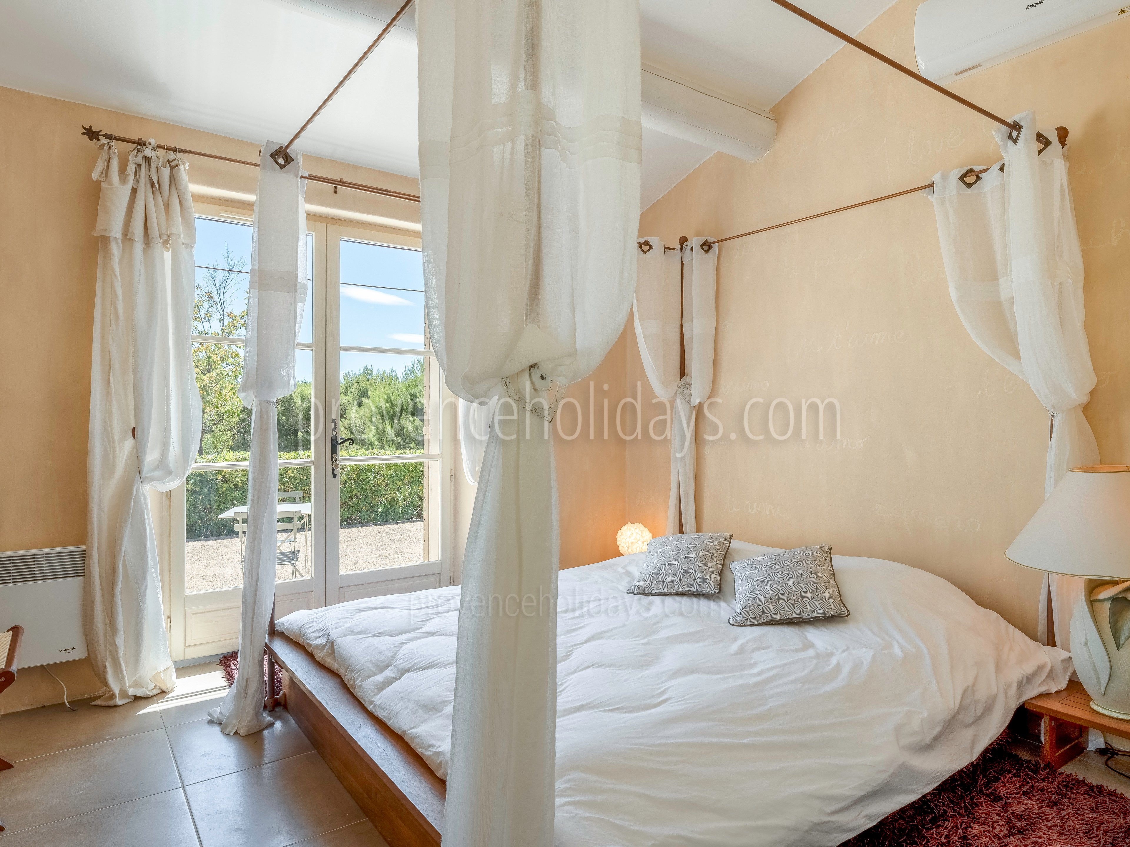 31 - Mas des Songes: Villa: Bedroom